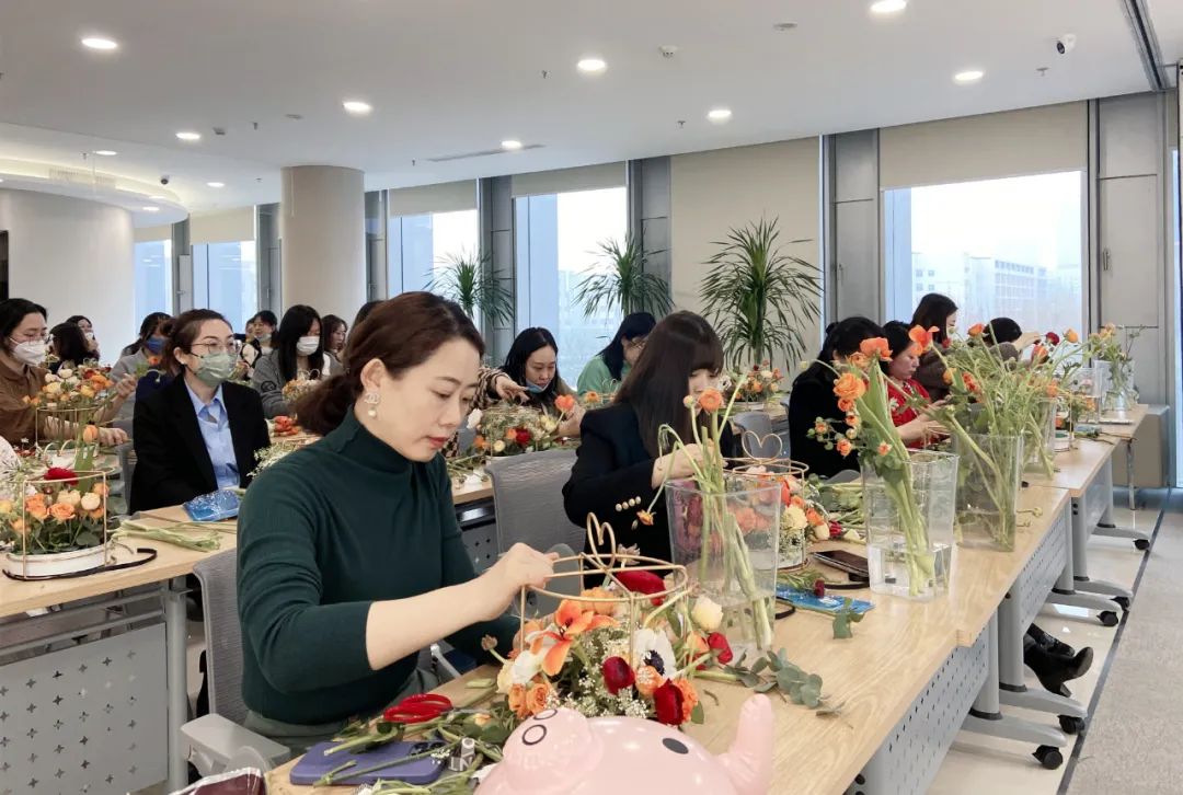 插花品香，，，，，诗情花意！亦庄亚星集团开展女神节花艺沙龙活动